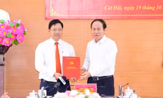 Ông Lê Tiến Châu - Bí thư Thành ủy Hải Phòng trao quyết định cho tân Bí thư Huyện ủy Cát Hải. 