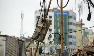 Ổ điện kiểu 'mạng nhện' trên tuyến đường nghìn tỷ Phạm Văn Đồng