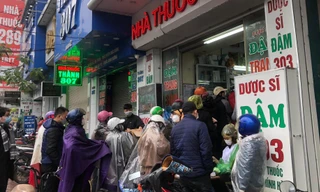 Người dân Hải Phòng chen chúc mua thuốc điều trị COVID-19 tại nhà.