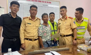 Vừa sử dụng ma túy, hai đối tượng dùng gậy tấn công cảnh sát khi bị dừng xe