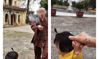 Hình ảnh đại đức Thích Bản Phúc cầm nhang trao đổi với mẹ con chị Yến trong chùa Hưng Khánh ngày 13/3. 