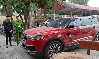 Lã Văn Linh và chiếc xe của Dương Minh Tuyền tại cơ quan công an.