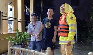 CSGT cứu nam thuyền viên bị ngã từ tàu thủy xuống sông Hồng