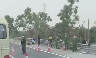 Cảnh sát khám nghiệm tử thi, khám nghiệm hiện trường vụ việc trên cao tốc Hà Nội - Hải Phòng. 