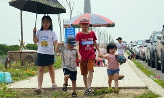 Du khách cuốc bộ đến phà Gót do quá tải, ùn tắc dịp Giỗ tổ Hùng Vương.