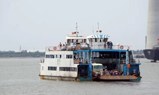 Một chuyến phà Gót chở khách ra thị trấn Cát Bà.