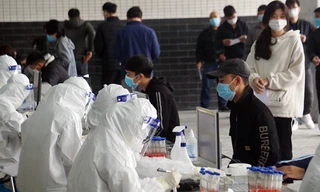 Ngành y tế Hải Dương lấy mẫu xét nghiệm của người dân.