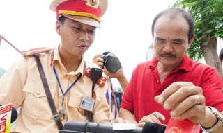 Ông Nguyễn Văn Nam bị phạt 17 triệu đồng sau khi uống 2 cốc bia. Ảnh: Nguyễn Hoàn.