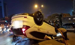 'Xế hộp' lật nhào, pháo sáng quá khích trong 'bão đêm' Hà Nội