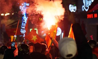 CĐV đốt pháo trên phố tối 10/12 trên địa bàn quận Hoàn Kiếm.