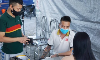 Lực lượng y tế TP Hải Phòng xét nghiệm cho tài xế ngoại tỉnh. Ảnh: Tư liệu