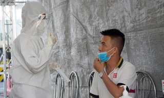 Lực lượng y tế Hải Phòng xét nghiệm người ngoại tỉnh vào thành phố. 