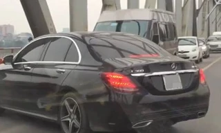 Chiếc Mercedes quay đầu trên cầu Chương Dương.