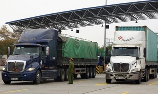 Các phương tiện chở hàng hóa vẫn được qua chốt tại cao tốc Hà Nội - Hải Phòng giao với QL10 để ra cảng sau khi khi đảm bảo yêu cầu phòng chống dịch.