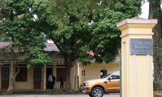 Trụ sở TAND huyện Cao Phong sáng 2/12.