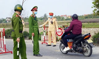 Lực lượng chức năng TP Hải Phòng tại các chốt kiểm soát COVID-19.