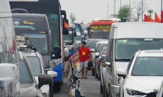 Hàng vạn du khách xếp hàng ra đảo Cát Bà ngày 30/4