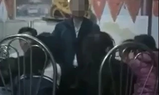 Hình ảnh phụ huynh đưa học sinh tới chính quyền địa phương tố cáo bị thầy giáo sàm sỡ tối 1/3.