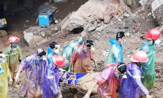 Thi thể phu vàng được lực lượng chức năng đưa ra ngoài. Ảnh: Dân trí