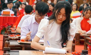 Thầy và trò ở Hải Phòng thi viết thư pháp tại Đền trạng Lê Ích Mộc 