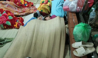 Người dân co ro ở bệnh viện Hà Nội trong cái lạnh đầu mùa