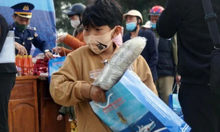 Người dân trên huyện đảo Bạch Long Vỹ đi chợ 0 đồng sắm Tết sớm