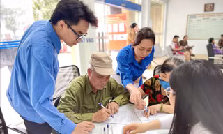 Đoàn viên phường Trại Chuối (quận Hồng Bàng) hỗ trợ người có công, bảo trợ xã hội thực hiện thủ tục hành chính.