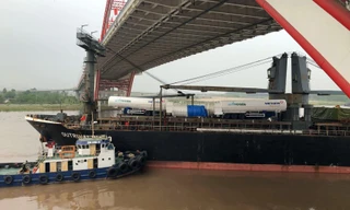 Tàu biển 12.000 tấn gặp sự cố dưới chân cầu 'cánh chim biển' Hải Phòng