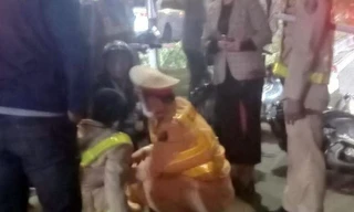 Nam cảnh sát bị tài xế tông trúng.