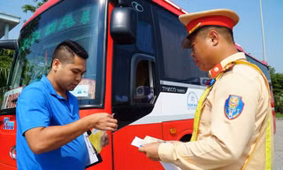 CSGT kiểm soát phương tiện trên cao tốc Nội Bài - Lào Cai.