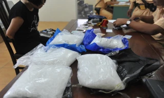 Vận chuyển 4,8kg ma túy đá trên xế hộp