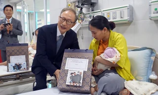 Cựu Tổng thống Hàn Quốc thăm, tặng quà bệnh nhi Thái Bình
