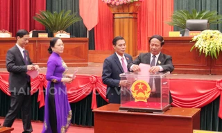 Các đại tham gia biểu bỏ phiếu trong Kỳ họp thứ 15 HĐND thành phố Hải Phòng.