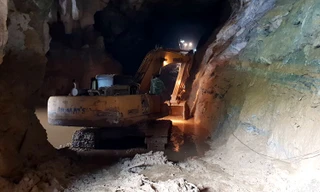 Bên trong hàng vàng nơi hai người đang mắc kẹt 4 ngày qua