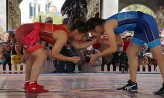17 nữ đô vật tranh tài gay cấn tại làng Cổ Trai, Hải Phòng