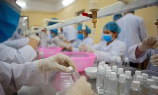 Cận cảnh xưởng chế cồn rửa tay hỗ trợ người dân Sơn Lôi - Vĩnh Phúc