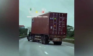 Nam tài xế lái chiếc container lạng lách, đánh võng trên QL5.