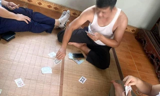 Hình ảnh được cho là cán bộ xã Tân Tiến tham gia đánh bài.