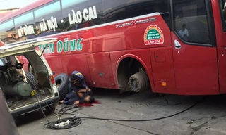 Người đàn ông bất tỉnh sau sự cố nổ lốp. Ảnh: Thanh Sơn.