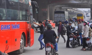 “Nhộn nhịp” cảnh dừng xe bắt khách trước bến Nước Ngầm