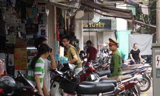 Nhiều tiểu thương chiếm dụng vỉa hè ở chợ Trời bị xử lý 