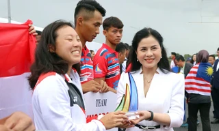 Bà Trần Thị Hoàng Mai - Giám đốc Sở Văn hóa Thể thao Hải Phòng tặng kỷ niệm chương cho các đoàn tham gia thi đấu. 