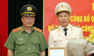 Thiếu tướng Đỗ Văn Hoàng (bìa phải) thời điểm được bổ nhiệm giữ chức Chánh Thanh tra - Bộ Công an năm 2018.