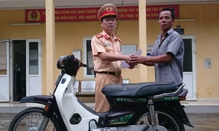 Ông Sang nhận lại xe máy sau 10 năm bị mất.