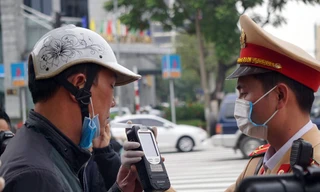 CSGT Hà Nội sát trùng máy đo nồng độ cồn, đeo khẩu trang khi xử lý vi phạm