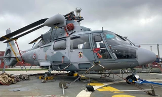 Cận cảnh trực thăng 'cá heo' trên tàu tuần dương Prairial của Hải quân Pháp