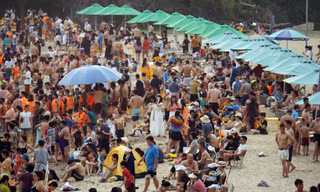 Biển Cát Bà ken đặc người, thở không nổi nói gì tắm