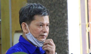 Bị cáo Lò Văn Huynh khai báo lý lịch tại phiên tòa sáng 21/5.