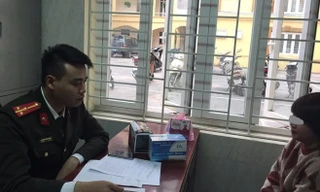 Lực lượng chức năng làm việc với cá nhân thổi giá khẩu trang ở chợ thuốc.