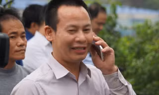 Nam tài xế gọi điện cầu cứu người thân khi bị kiểm tra nồng độ cồn.